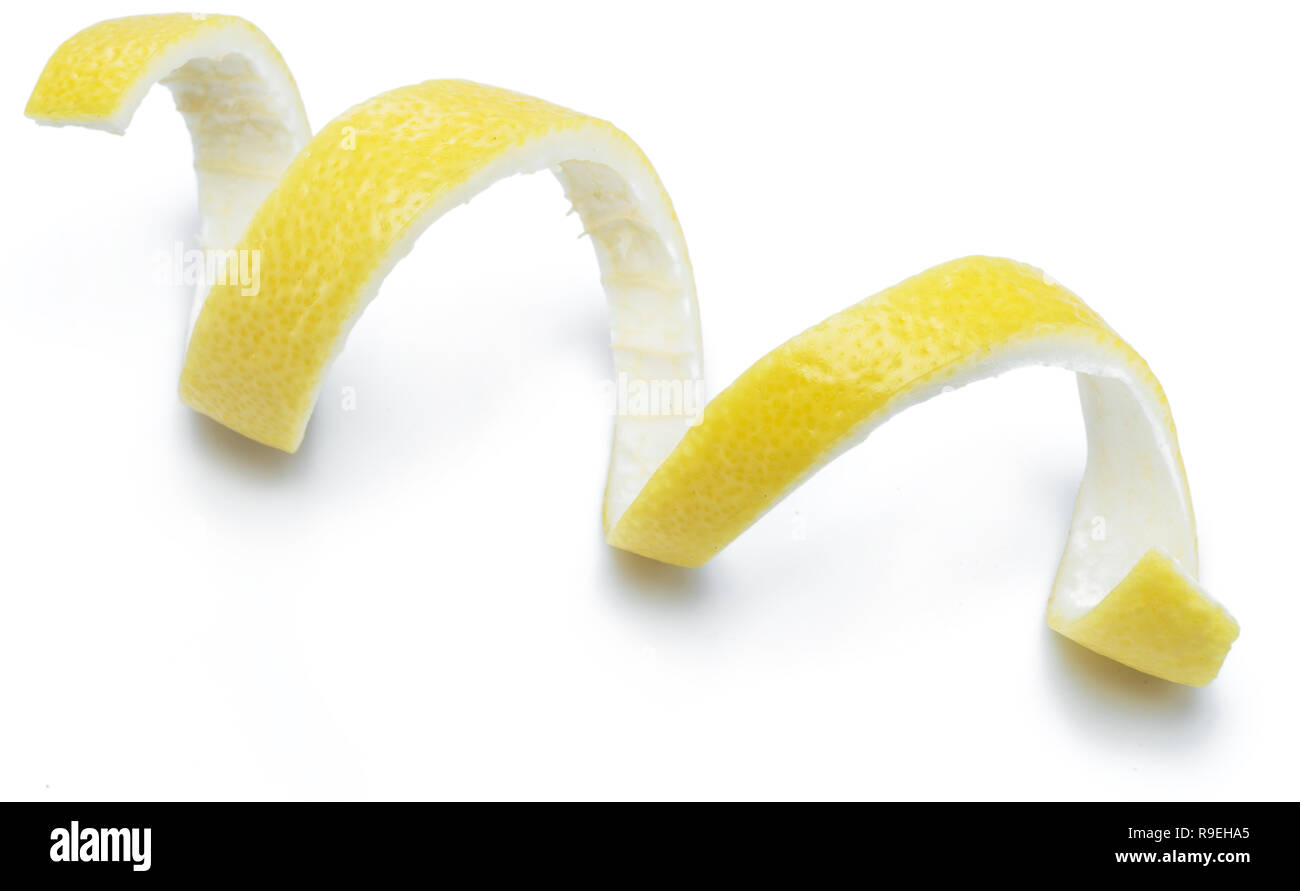 Zitronenschale oder lemon Twist auf weißem Hintergrund. Close-up. Stockfoto