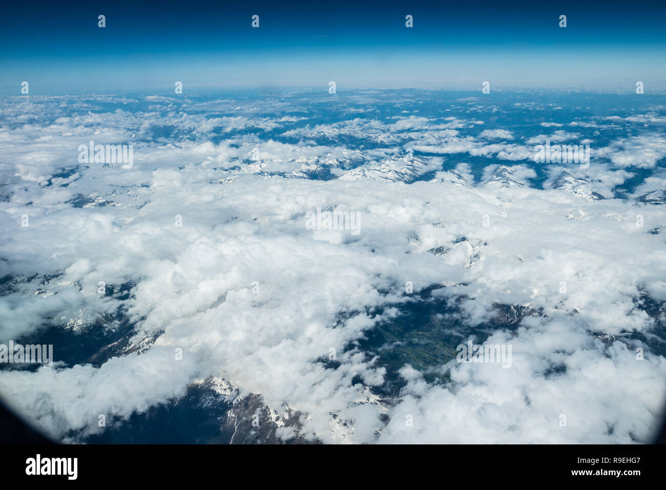 Weiße Wolken im blauen Himmel. Panoramablick cloudscape über den Wolken. Stockfoto