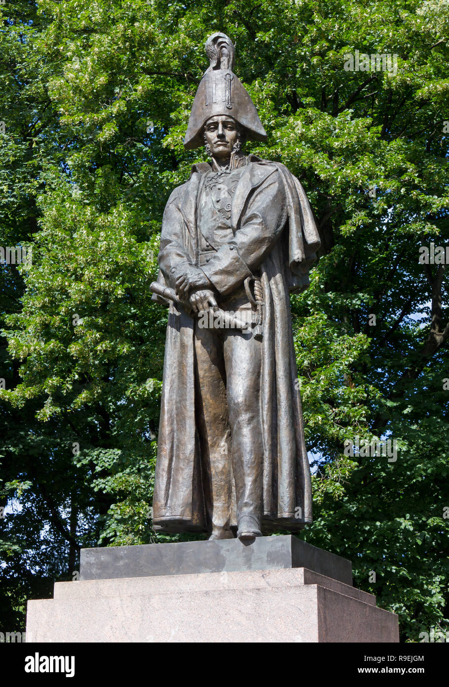 RIGA, Lettland - 17. Juli 2013: Bronzestatue von Barclay de Tolly, Feldmarschall der Russischen Armee und Krieg Minister während der 1812 Russische Kampagne Stockfoto