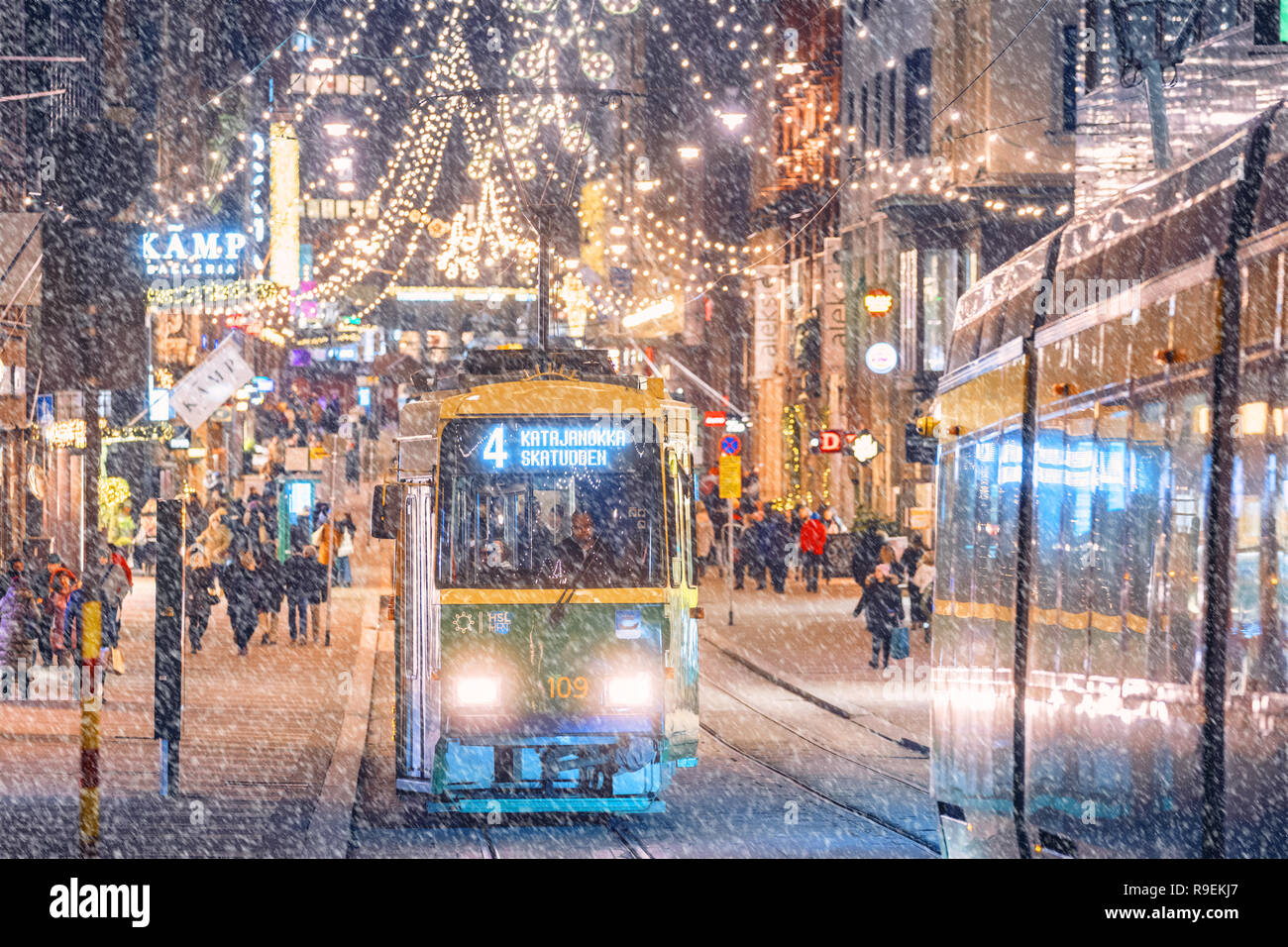 Schneefall in Aleksanterinkatu Helsinki, Finnland Stockfoto