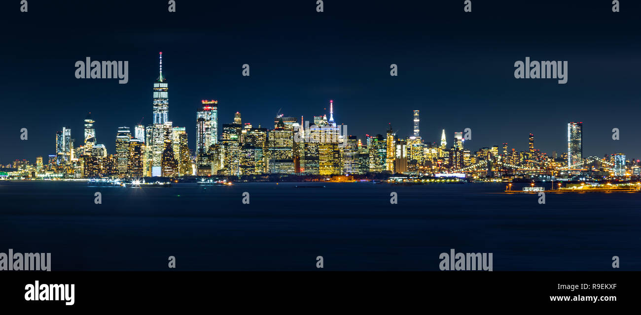 New York City Skyline Panorama in der Nacht, als vom Staten Island gesehen Stockfoto