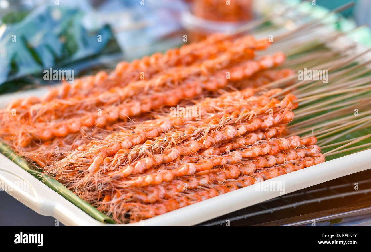 Kleine Garnelen gegrillt/gebratene kleine Garnelen knusprig mit Gewürzen auf Banana Leaf - Süßwasser kleine Garnelen Garnelen mit Stick Grill Street Food Markt Stockfoto