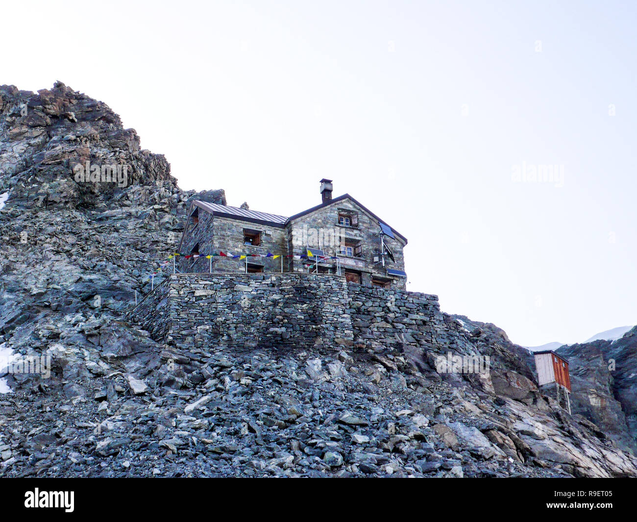 Rocky Schutthang mit einer steinernen Hütte am Fuße des Dent Blanche berg in den Schweizer Alpen Stockfoto