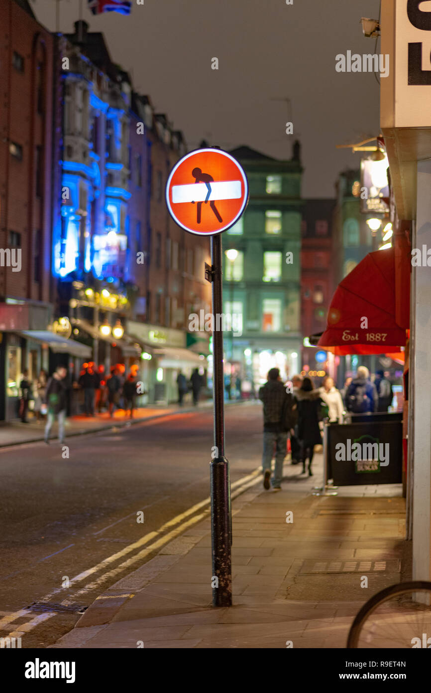 Humorvoll kein Eintrag Anmelden Old Compton Street Soho London bei Nacht Stockfoto