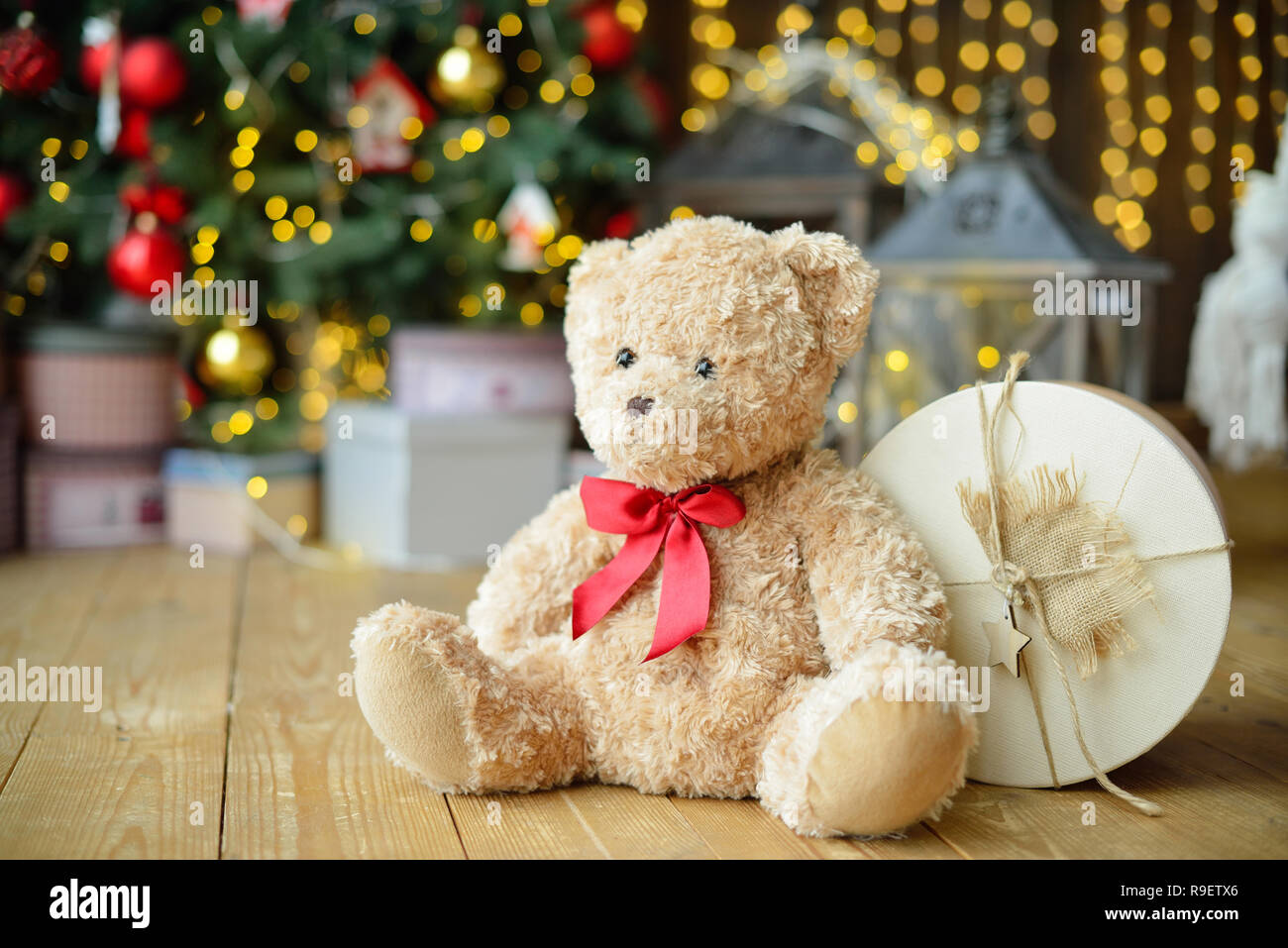 Teddybären Standortwahl unter dem Weihnachtsbaum mit Geschenken. Urlaub Hintergrund. Weihnachtsbeleuchtung Stockfoto