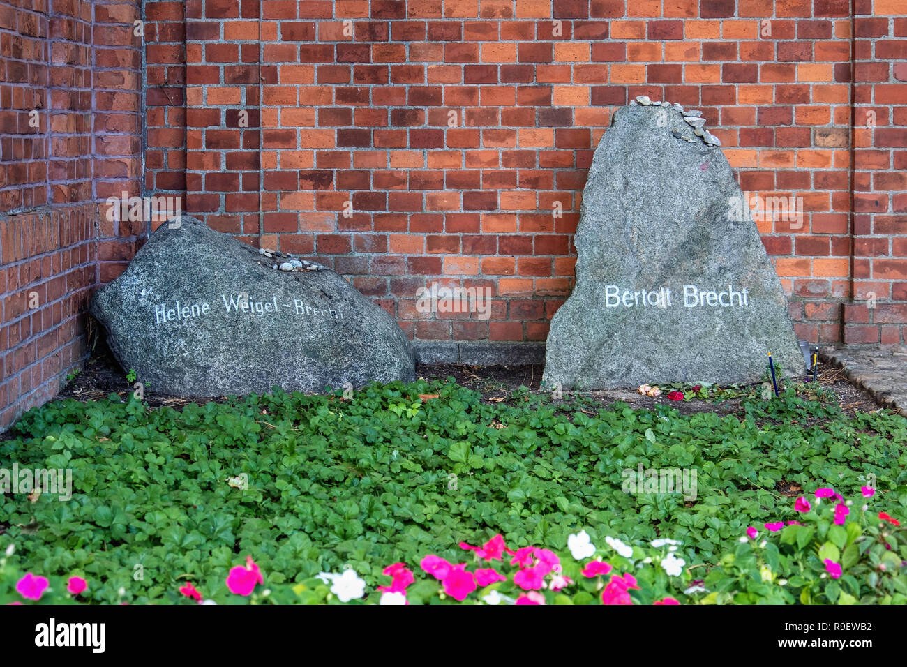 Berlin, Mitte. Dorotheenstadt protestantischen Friedhof und Beerdigung. Bertolt-Brecht Grab & Helene Weigel-Brecht Grab. Stockfoto