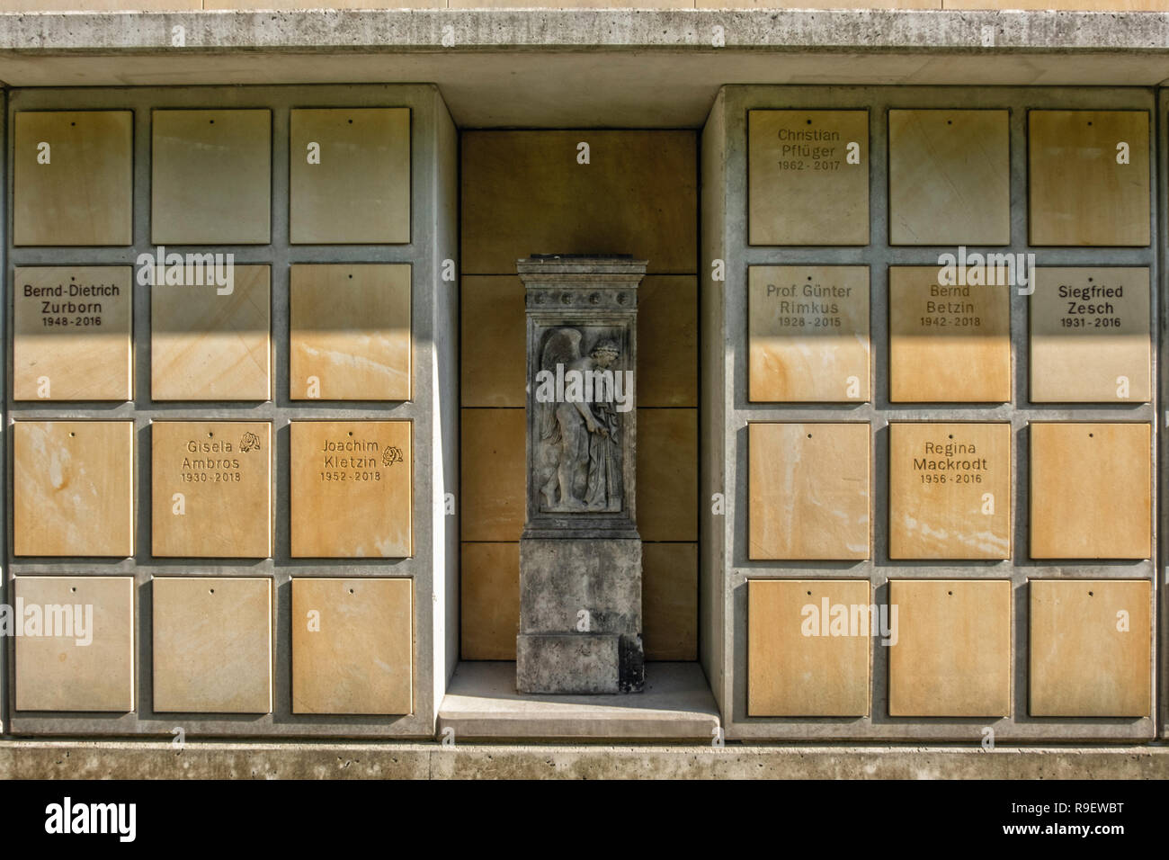 Berlin, Mitte. Dorotheenstadt protestantischen Friedhof und Beerdigung. Mauer der Erinnerung mit Nischen mit alten Skulpturen Stockfoto