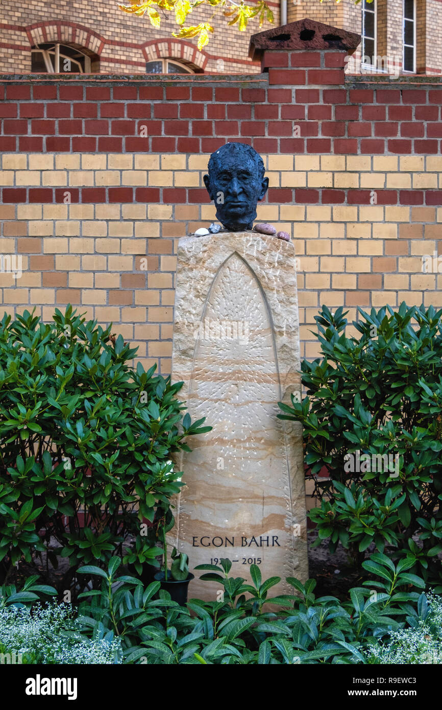 Berlin, Mitte. Dorotheenstadt protestantischen Friedhof und Beerdigung. Egon Barr Grab mit bronzebüste. Stockfoto