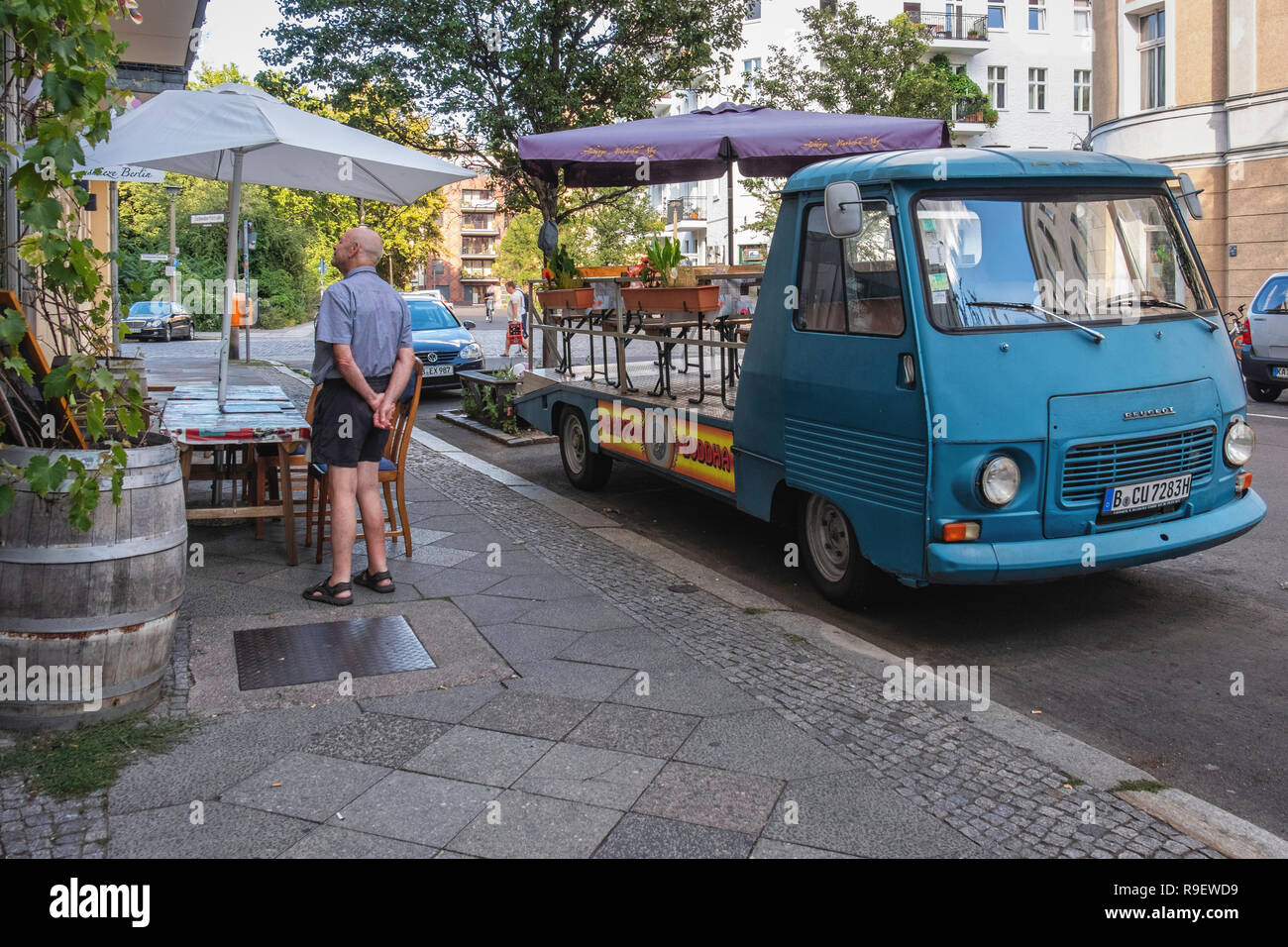 Berlin-Mitte. Happy Buddha indische Restaurant mit Tischen im Freien & zusätzliche Plätze auf einem geparkten Lkw Stockfoto