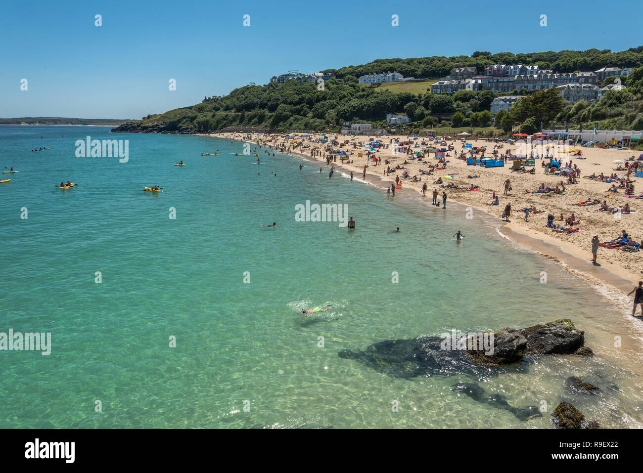 Einem langen Sommertag an Porthminster Beach St. Ives, Cornwall UK mit wunderschönen kristallklaren Meer. Stockfoto Einem langen Sommertag an Porthminster Beach St. Ives, Cornwall UK mit wunderschönen kristallklaren Meer. Stockfoto