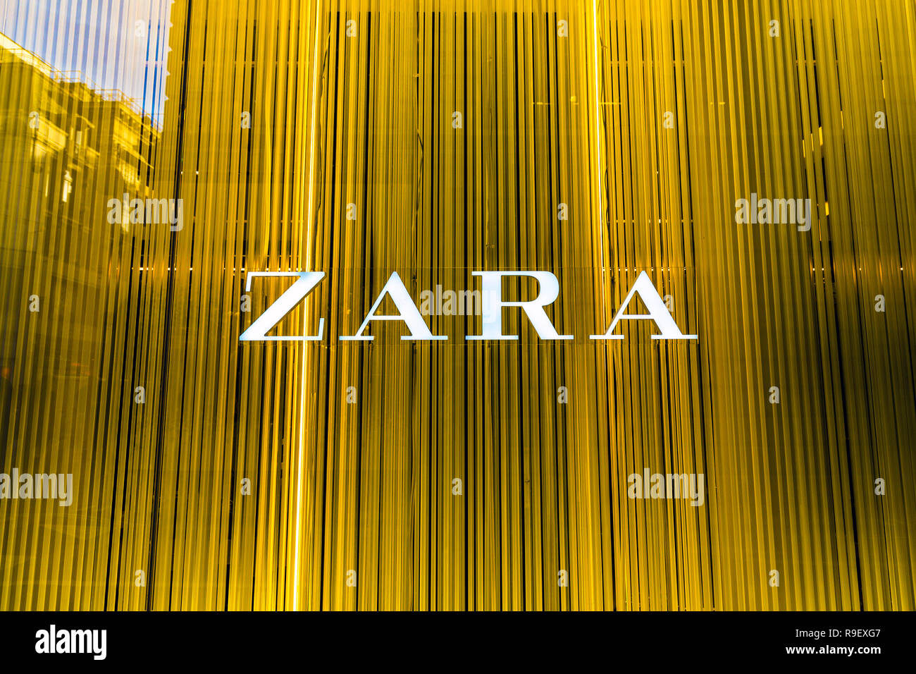 Logo der High Street Modehaus Zara im Store display Fenster, Oxford Street, London, UK Stockfoto