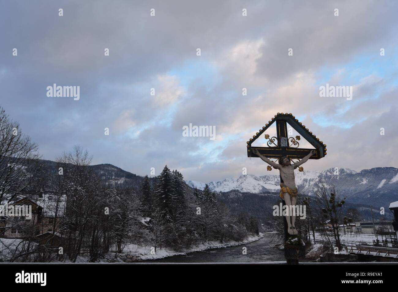 Verschneite Bad Goisern, Hallstatt, Österreich. Aussicht auf den Fluss und die Berge vor Einbruch der Dunkelheit. Stockfoto
