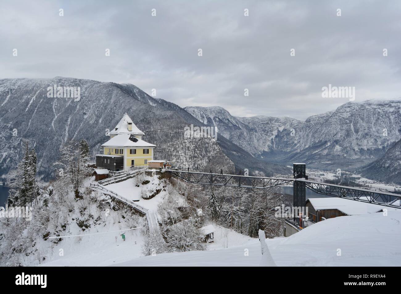 Hallstatt, Österreich Sky Walk. Atemberaubende Aussicht von den oberen, der verschneiten Berge und den See. Stockfoto