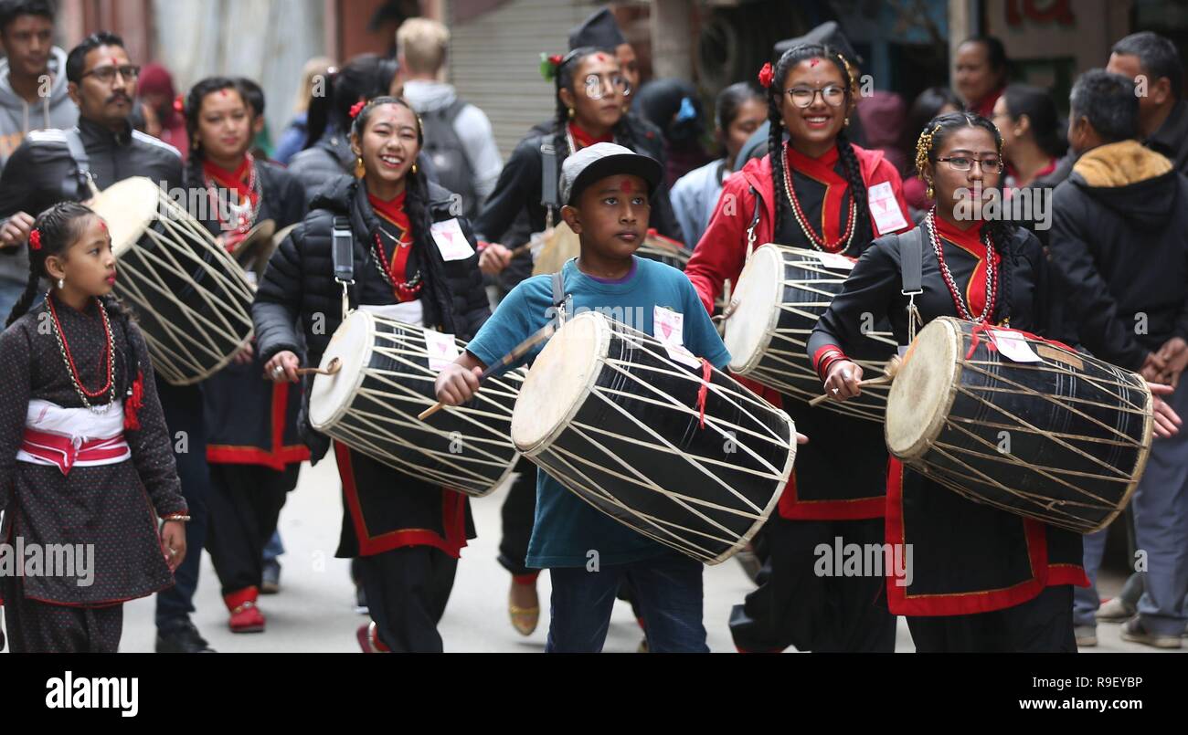 Kathmandu, Nepal. 22 Dez, 2018. Leute von newar Gemeinschaft in einer Rallye in der Feier des Yomari Punhi Festival und Jyapu Tag in Kathmandu, Nepal teilnehmen. Eine yomari ist ein Konfektion von Reis Mehl (aus der neuen Ernte) Teig wie Fisch geformt und mit braunem Rohrzucker und Sesamsamen, die dann gedämpft wird. Yomari Punhi ist ein newari Festival markiert das Ende des Reis der Ernte gefüllt. Es findet im November/Dezember Während der Tag des Vollmondes. Credit: Archana Shrestha/Pacific Press/Alamy leben Nachrichten Stockfoto