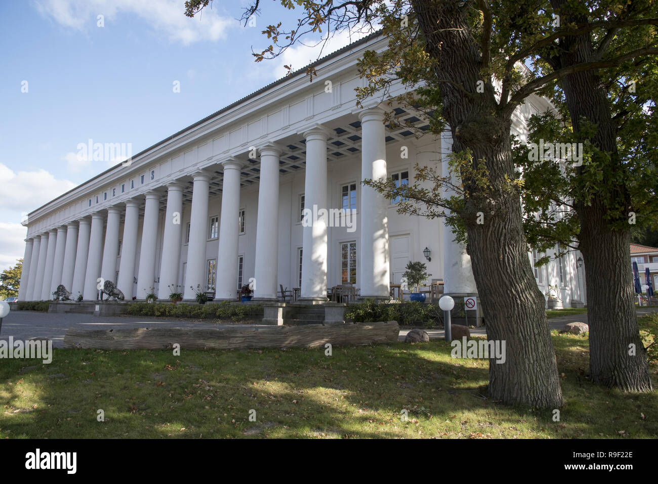 Gebaut von 1816 das Badehaus von Goor zeigt heute 18 Spalten in neoclassicistic Stil in Lauterbach, die Teil der Stadt Putbus auf der Insel Rügen. Stockfoto