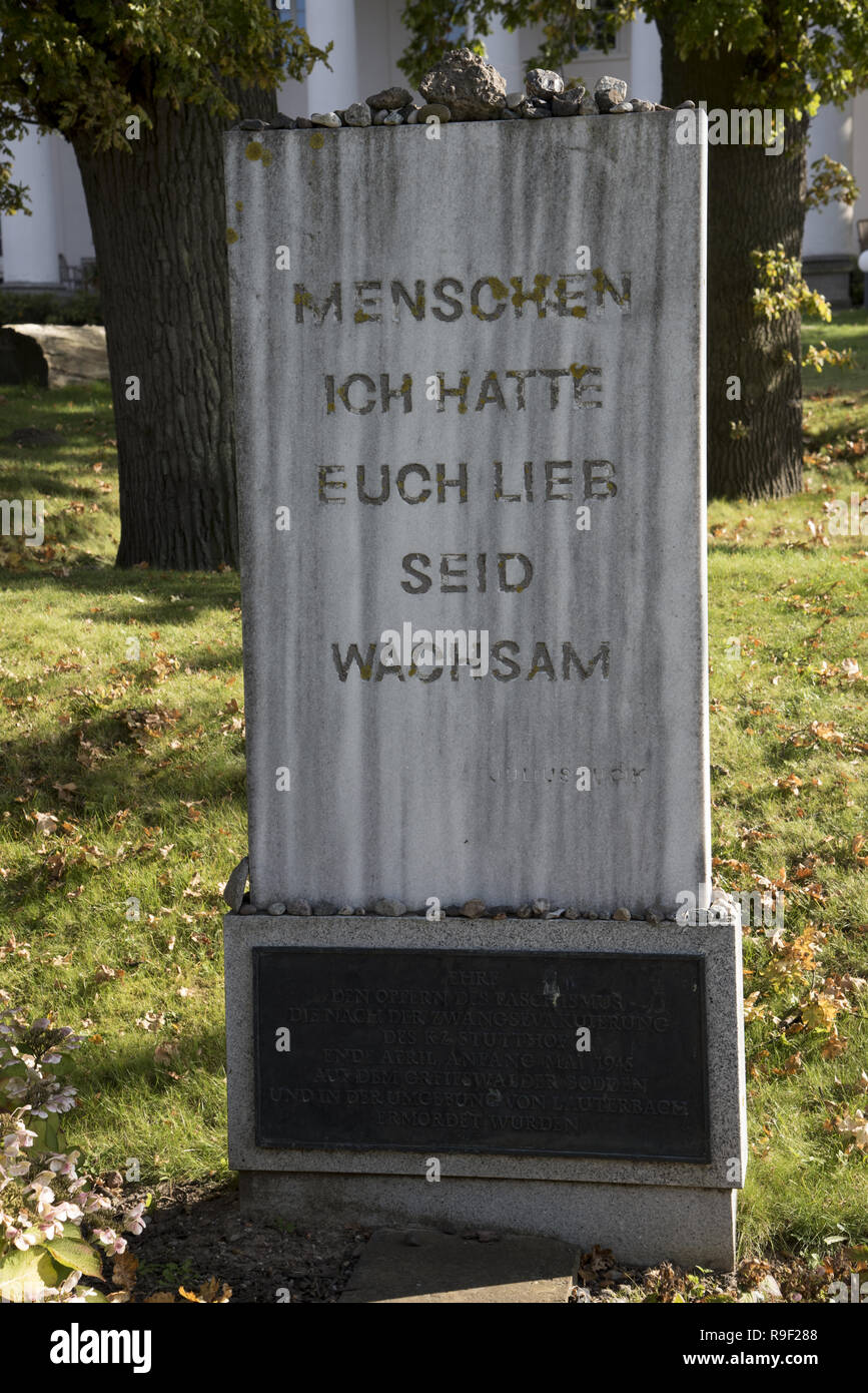 Gedenkstätte für die Opfer des nationalsozialistischen Deutschland in der Nähe der Badewanne Haus Goor in Lauterbach auf der Insel Rügen gewidmet. Stockfoto