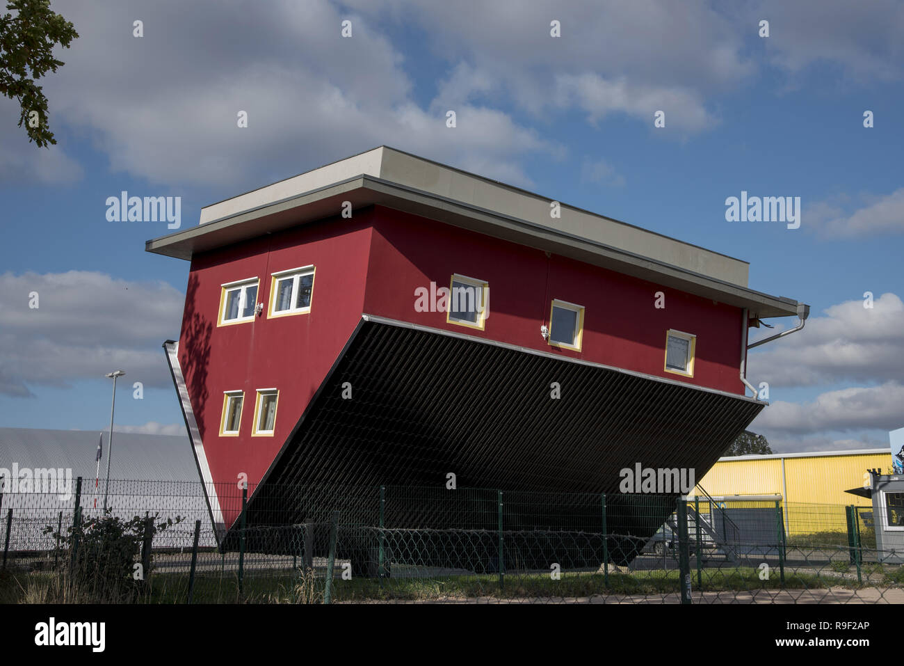 Seit 2010 Der Kopfuber Haus Begrusst Die Besucher In Putbus Auf