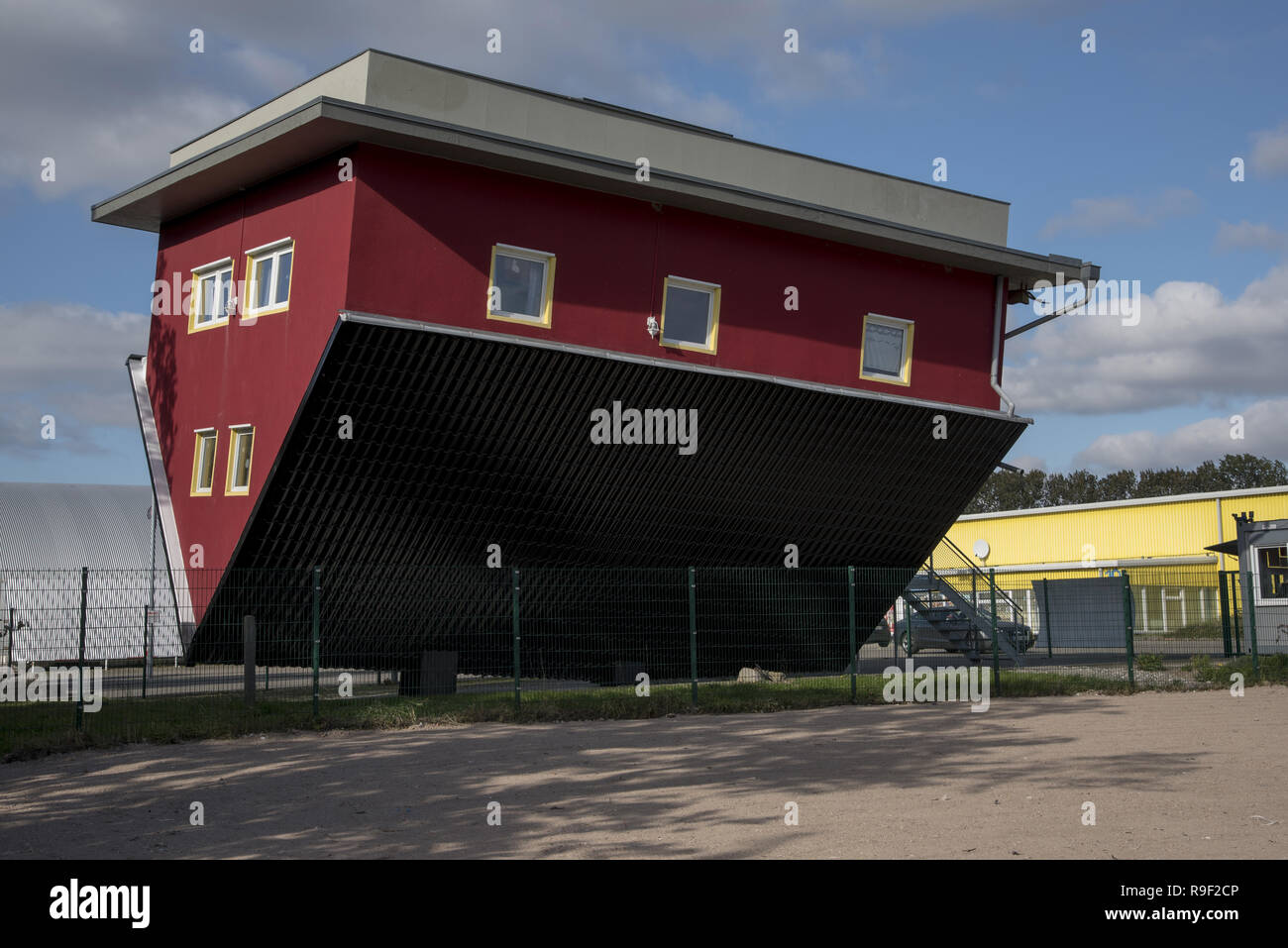 Seit 2010 Der Kopfuber Haus Begrusst Die Besucher In Putbus Auf Der Insel Rugen Als Normale Familie Zu Hause Auf Den Kopf Gebaut Stockfotografie Alamy