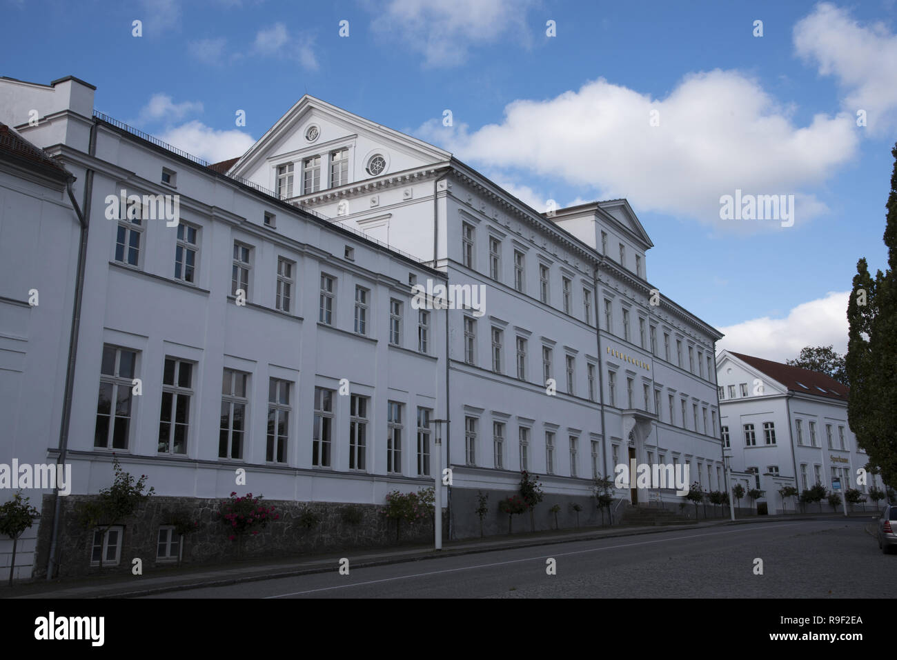 Die Stadt Putbus auf der Insel Rügen im Nordosten Deutschlands von 1810 gebaut, ist ein eindrucksvolles Beispiel des klassizistischen Stil Bauten wie die Pedagogium. Stockfoto