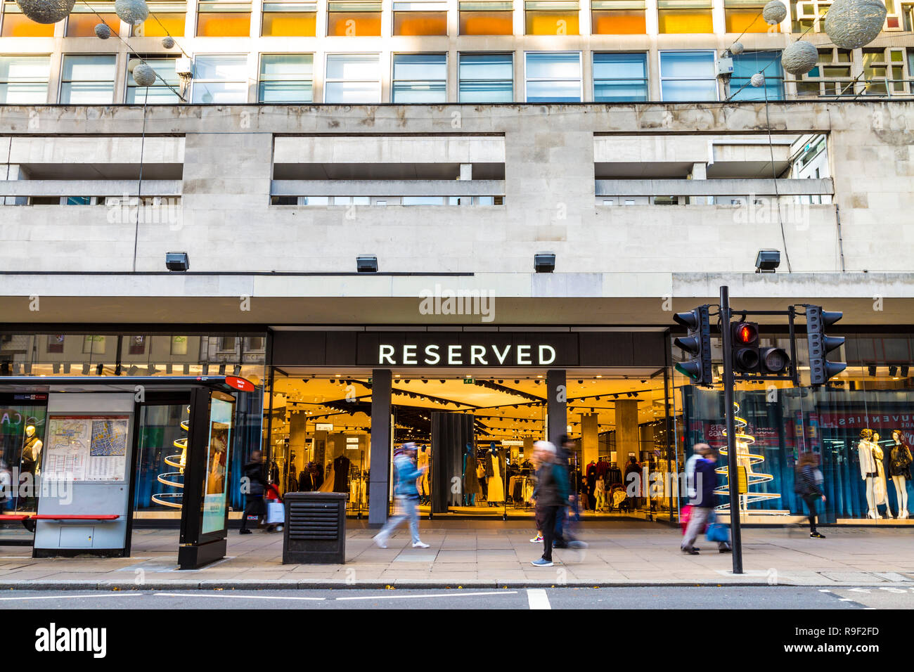 Vor der reservierten Fashion High Street Kette in der Oxford Street, London, UK Stockfoto
