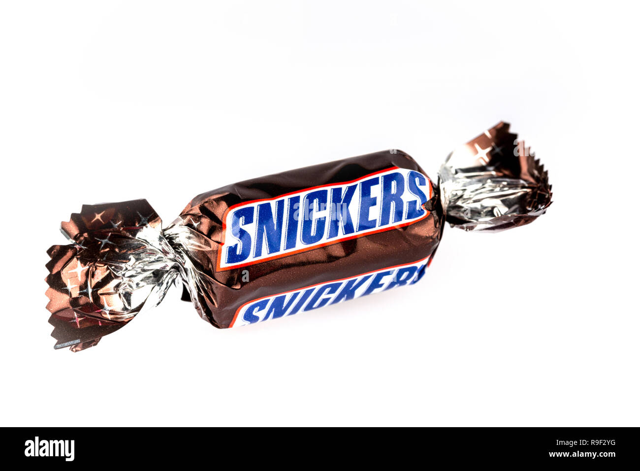 Snickers feiern Schokolade auf weißem Hintergrund Stockfoto