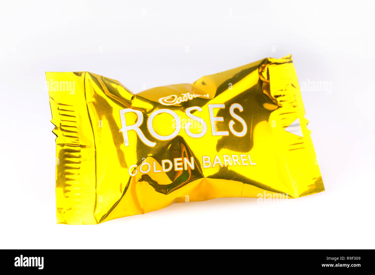 Golden Barrel Cadbury Roses Schokolade auf weißem Hintergrund Stockfoto