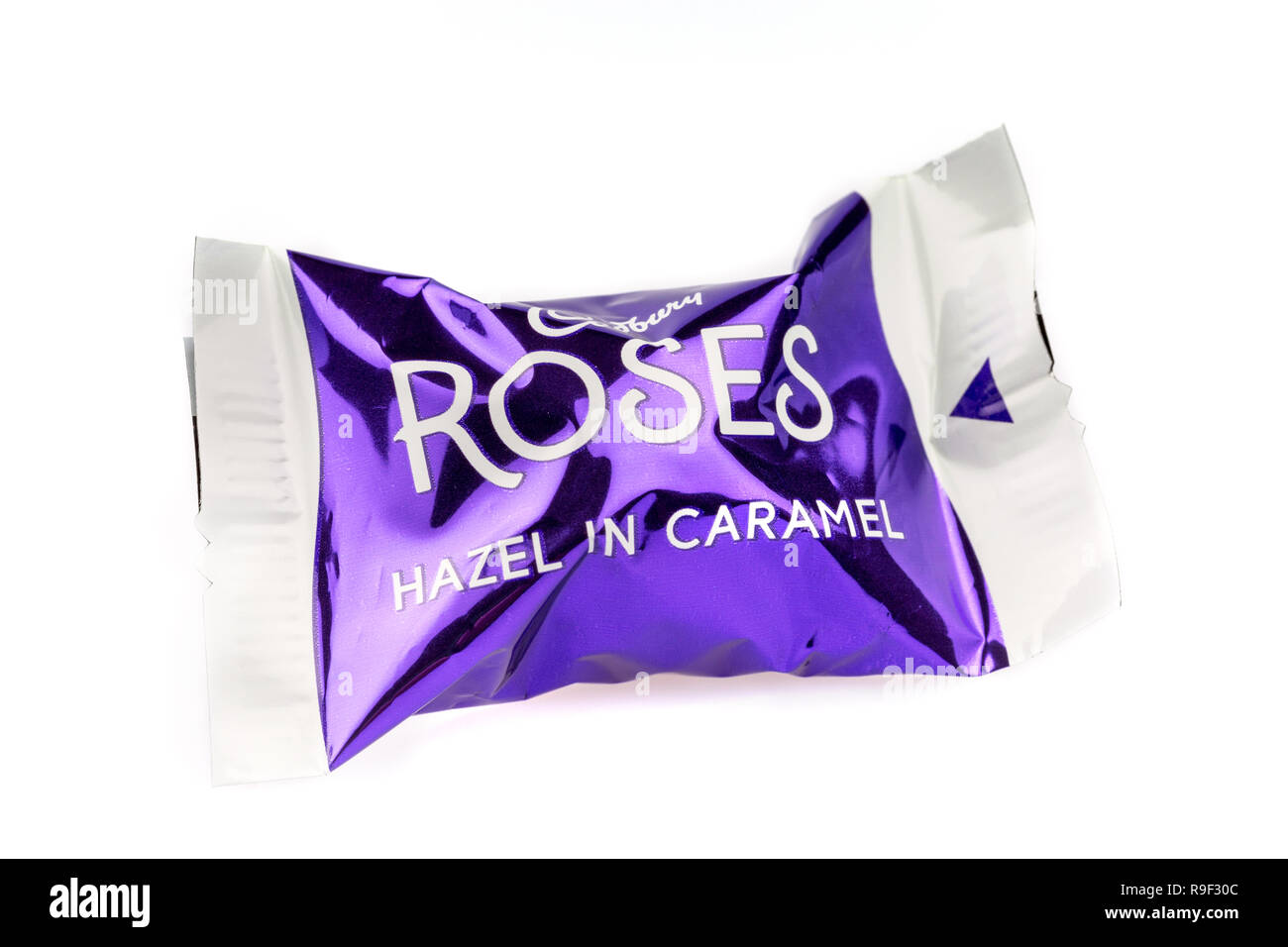 Hazel in der Caramel Cadbury Roses Schokolade auf weißem Hintergrund Stockfoto
