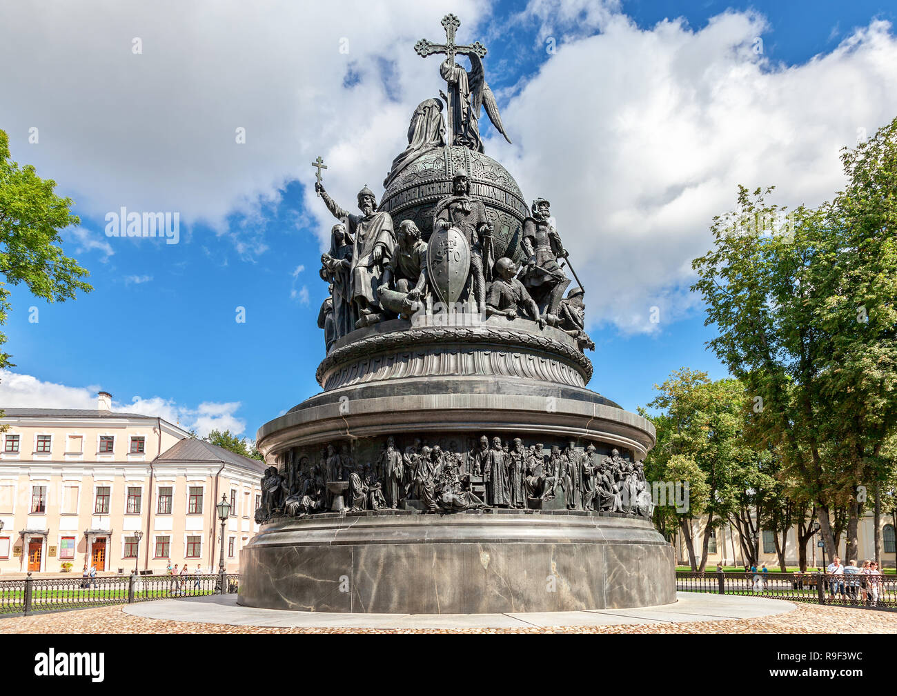 In Weliki Nowgorod, Russland - 17. August 2017: Millennium Russlands Monument (1862) im Nowgoroder Kreml Stockfoto