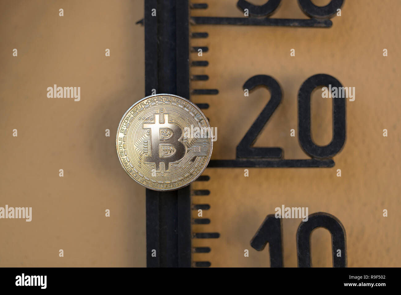 Bitcoin cryptocurrency physischen Münze auf die Temperatur gebracht, Maßstab m am 20. Stockfoto