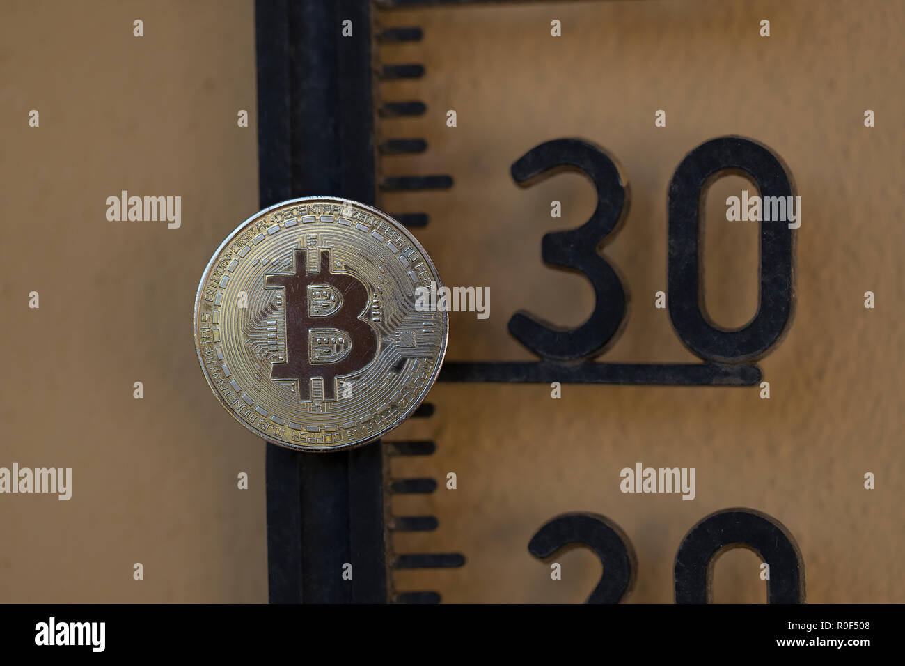 Bitcoin cryptocurrency physischen Münze auf die Temperatur gebracht, Maßstab m am 30. Stockfoto