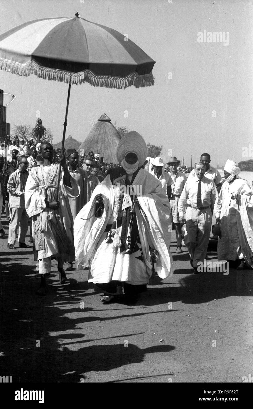 Kamerun Zentralafrika 1959 Stammesangehörige und Chief mit französischen Diplomaten, die bis zur Unabhängigkeit Stockfoto