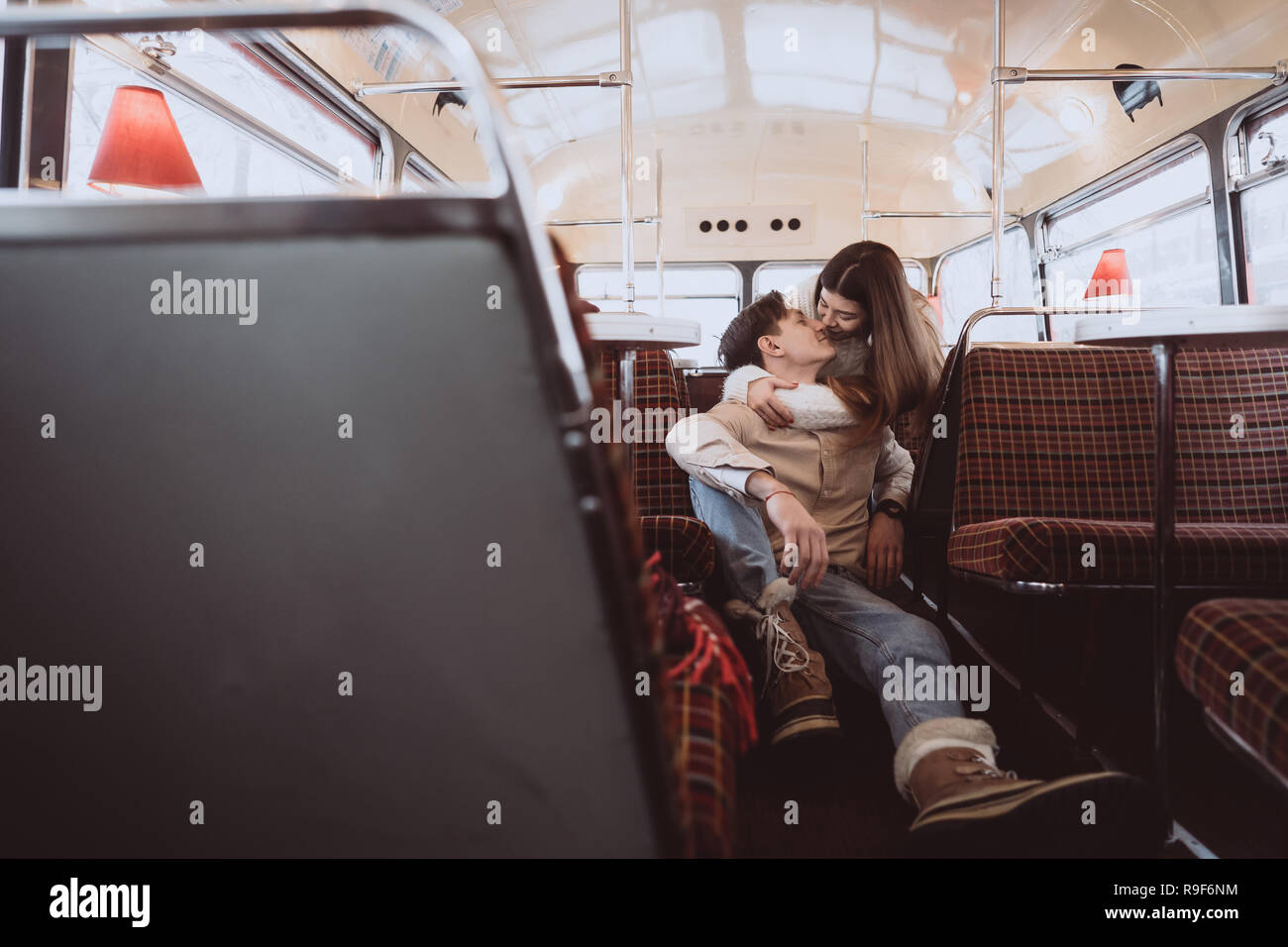 Liebevolle junge Paar im Winter in einem Cafe sitzen Stockfoto