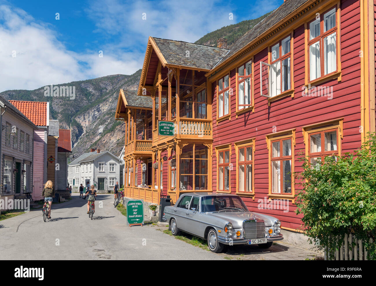 Laerdalsørens Hotel und traditionelle Holzhäuser in Laerdal (Laerdalsøyri), Sogn og Fjordane, Norwegen Stockfoto