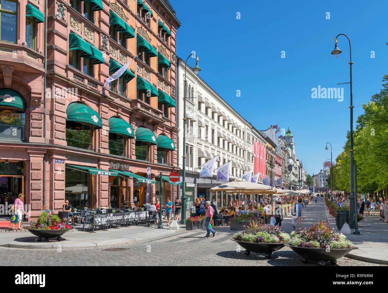 Cafés, Bars, Restaurants und Geschäfte auf der Karl Johans Gate im Zentrum der Stadt, Oslo, Norwegen Stockfoto
