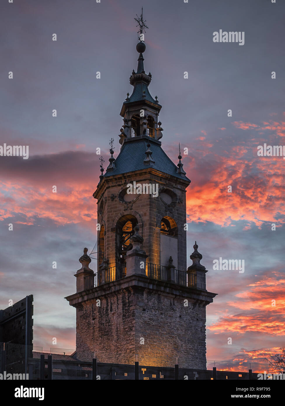 Turm der Kirche von San Miguel (St. Michael) in der Altstadt von Vitoria-Gasteiz, Baskenland, Spanien Stockfoto