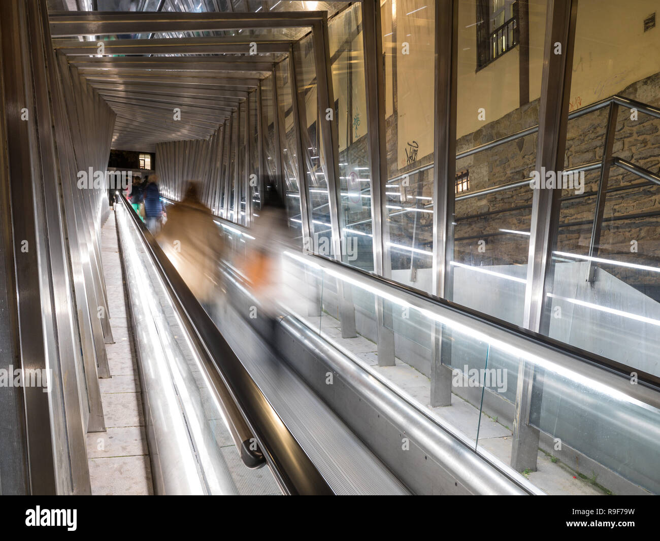 Überdachte Rolltreppe Menschen bewegte sich in der Altstadt von Vitoria-Gasteiz, Baskenland, Spanien Stockfoto