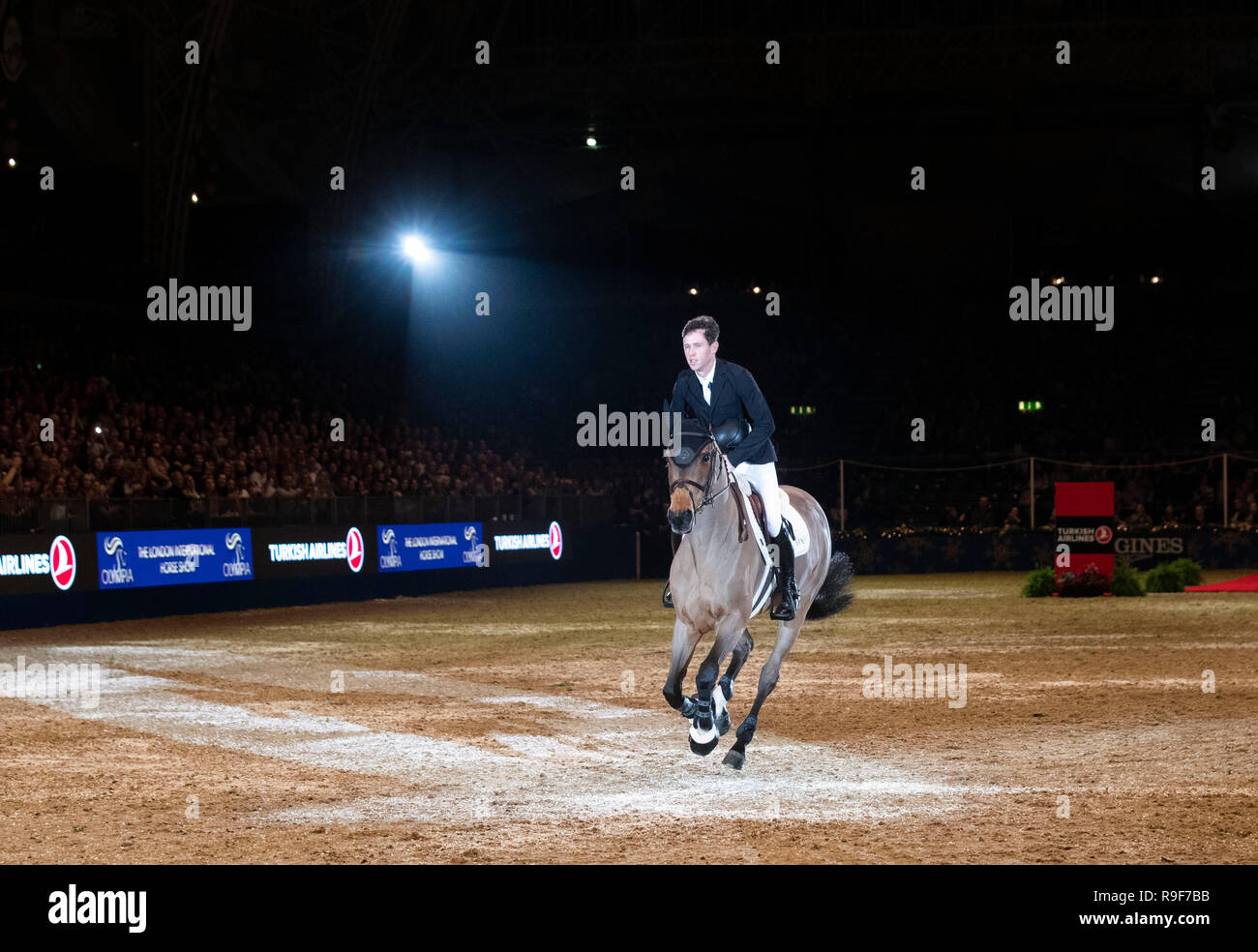 Großbritanniens Scott Brash reitet sein Pferd Ursula aus der Arena zum letzten Mal vor seinem Ruhestand von Wettbewerben bei Tag sieben der London International Horse Show in London Olympia. Stockfoto