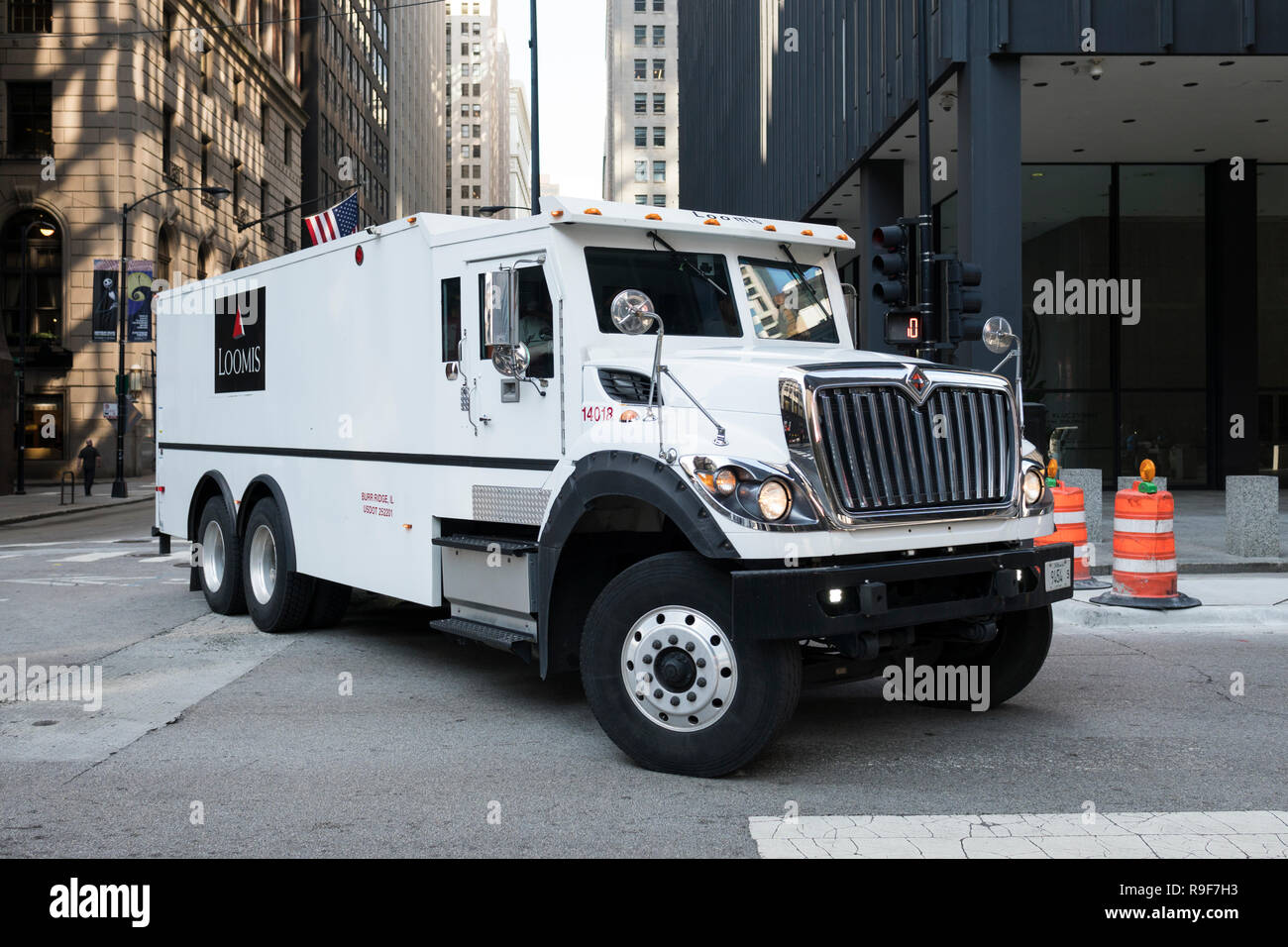 Chicago, IL - USA - OKTOBER 9, 2018: Loomis armored Geld Lkw in Chicago, USA. Loomis ist ein Cash Handling Unternehmen 3.000 Geld Fahrzeuge in t Stockfoto