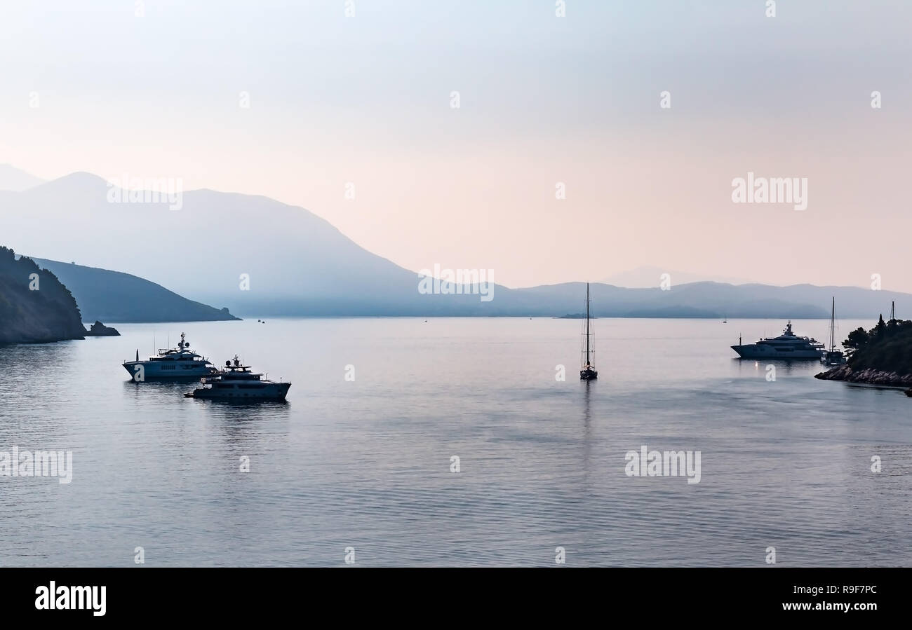 Boote zwischen Insel Lokrum und Dubrovnik Festland, Kroatien Stockfoto