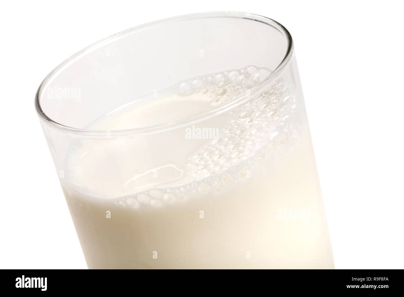 Weißer Milch auf Glas Nahaufnahme. Stockfoto