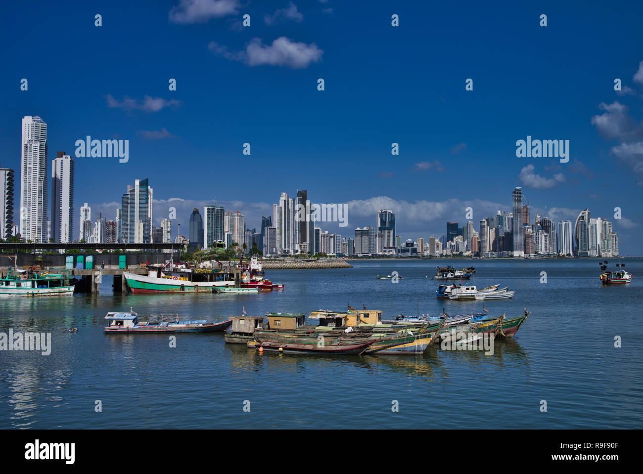 Moderne Wolkenkratzer in Panama City mit alten Fischerbooten im Vordergrund. Stockfoto