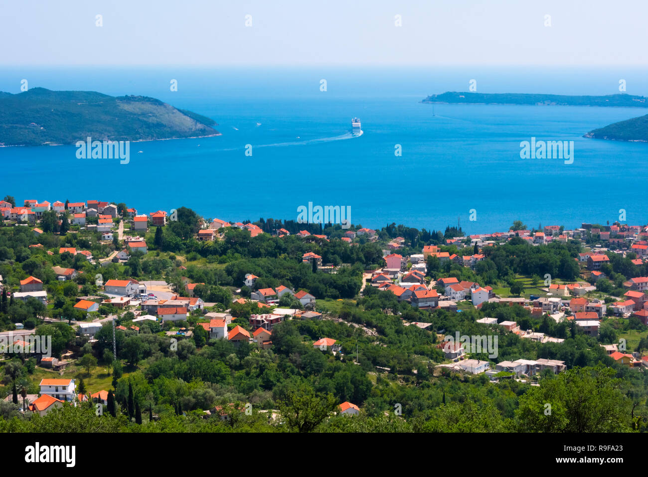 Häuser entlang der adriatischen Küste, Northwest Montenegro Stockfoto
