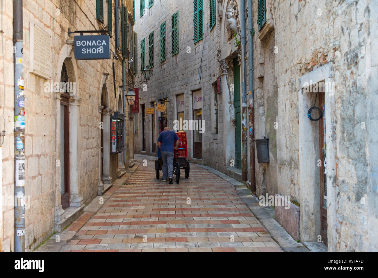 Blick auf die Straße der Altstadt, Kotor, Montenegro Stockfoto