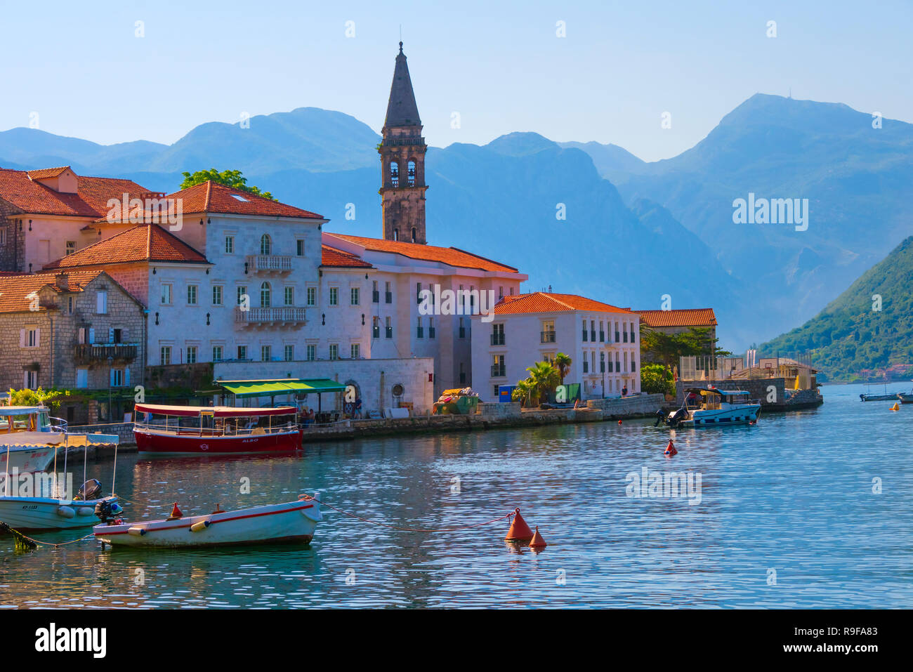 Kirche und Häuser an der Adriatischen Küste, Perast, Montenegro Stockfoto