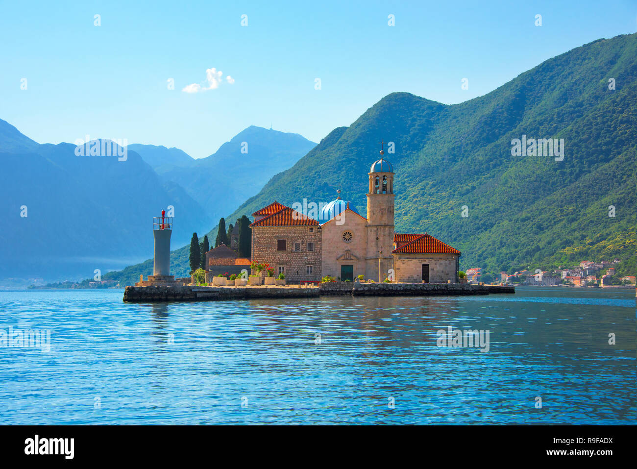 Unsere Liebe Frau von den Felsen, eine künstliche Insel, mit der Römisch-katholischen Kirche Unserer Lieben Frau von den Felsen, Perast, Montenegro Stockfoto