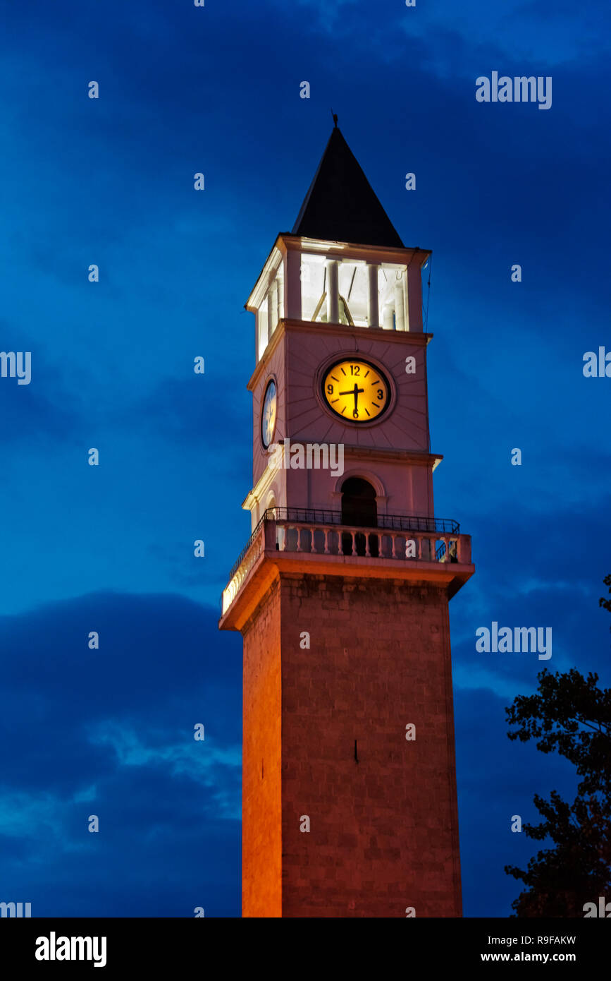 Nacht Blick auf den Uhrturm in Skanderbeg Square, Tirana, Albanien Stockfoto