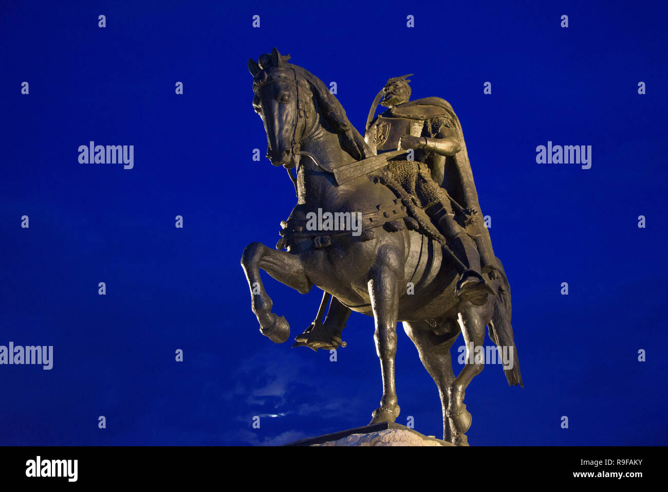Nacht Blick auf die Statue von Skanderberg in Skanderbeg Square, Tirana, Albanien Stockfoto