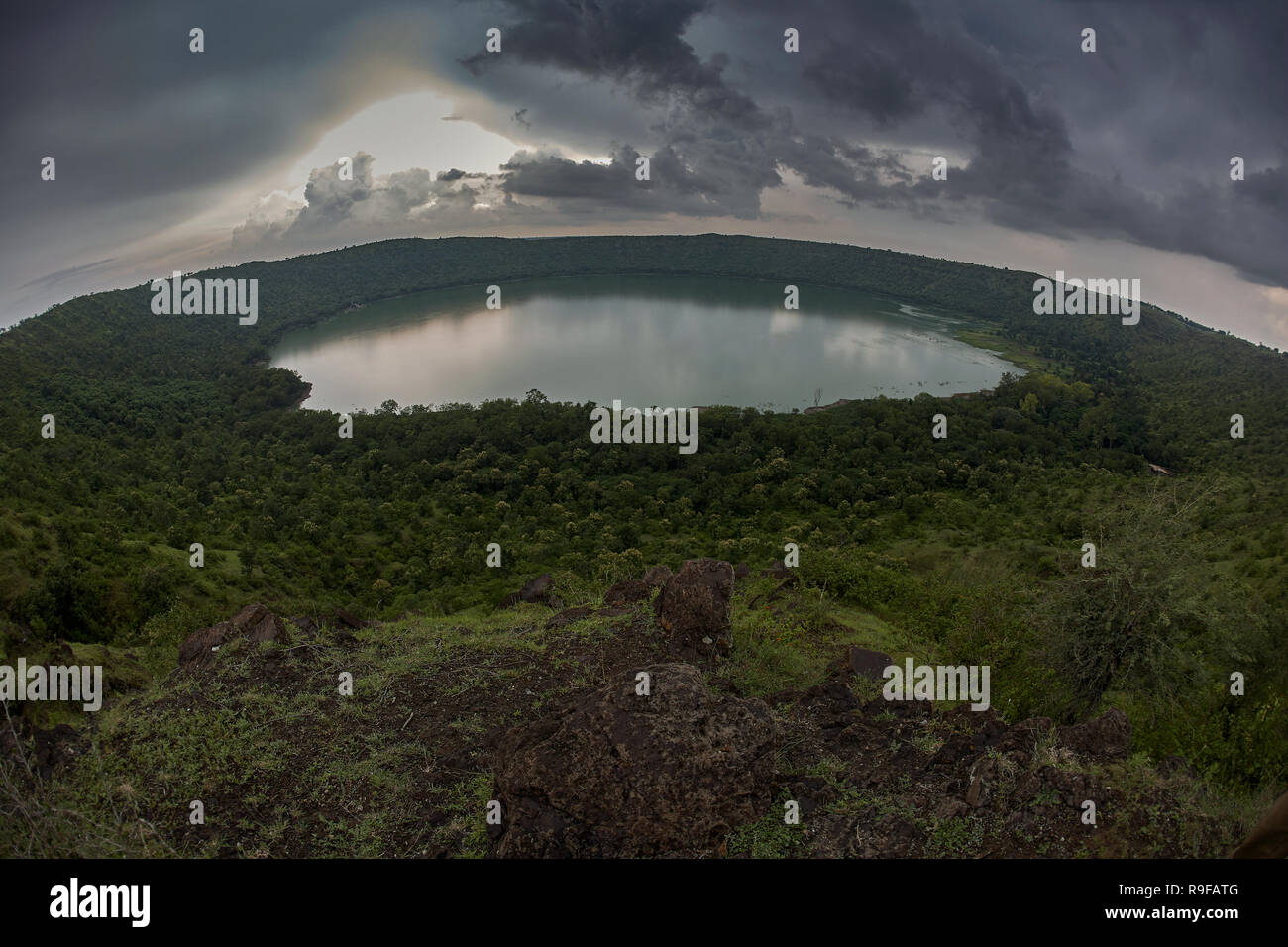 Lonar Lake National Geo-Heritage Monument Krater voller rim Blick auf Buldhana Bezirk, Maharashtra INDIEN Stockfoto