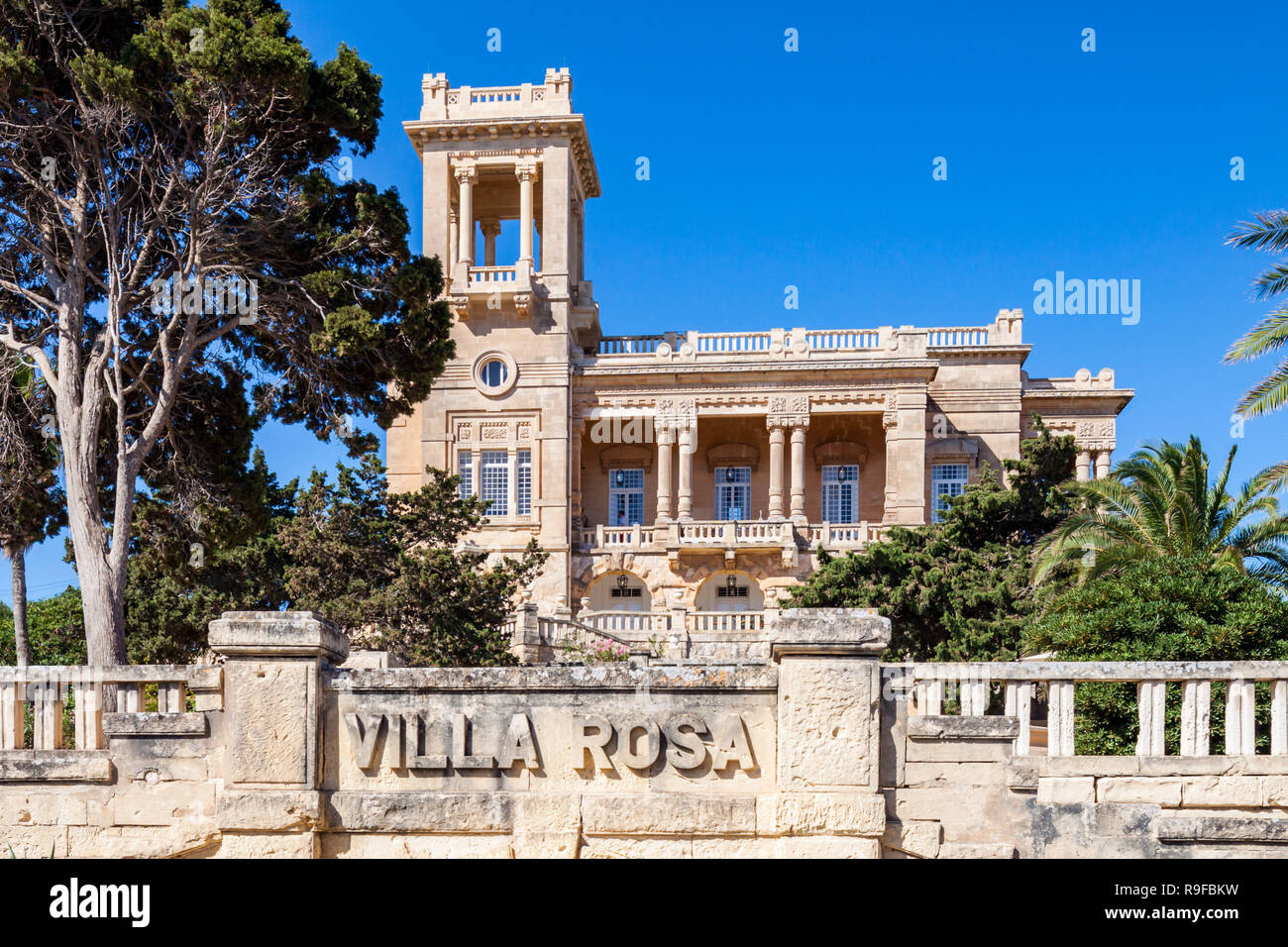 St. Julian's, Malta - 18.Juni 2010: 1920er Jugendstilvilla Villa Rosa Park in St. Julian's Stadt des Architekten Andrea Vassallo, Malta gebaut. Stockfoto