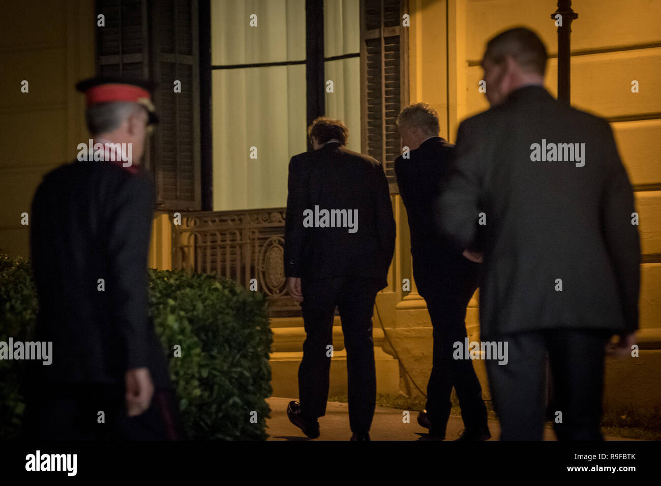 Katalanisch Regional President QUIM TORRA (Mitte) Spaziergänge in Richtung Palau de Pedralbes Gebäude Momente vor einem Treffen mit dem spanischen Ministerpräsidenten Pedro Sanchez zu halten. Die spanische Regierung und die katalanische Regierung vereinbart, eine gemeinsame Sitzung in Barcelona zu halten inmitten der Krise durch die Unabhängigkeit Bestrebungen der katalanischen Region Stockfoto